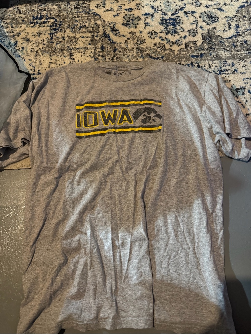 THE VICTORY vintage XL Gray Short-Sleeve Iowa Graphic Tee with Yellow Accent
